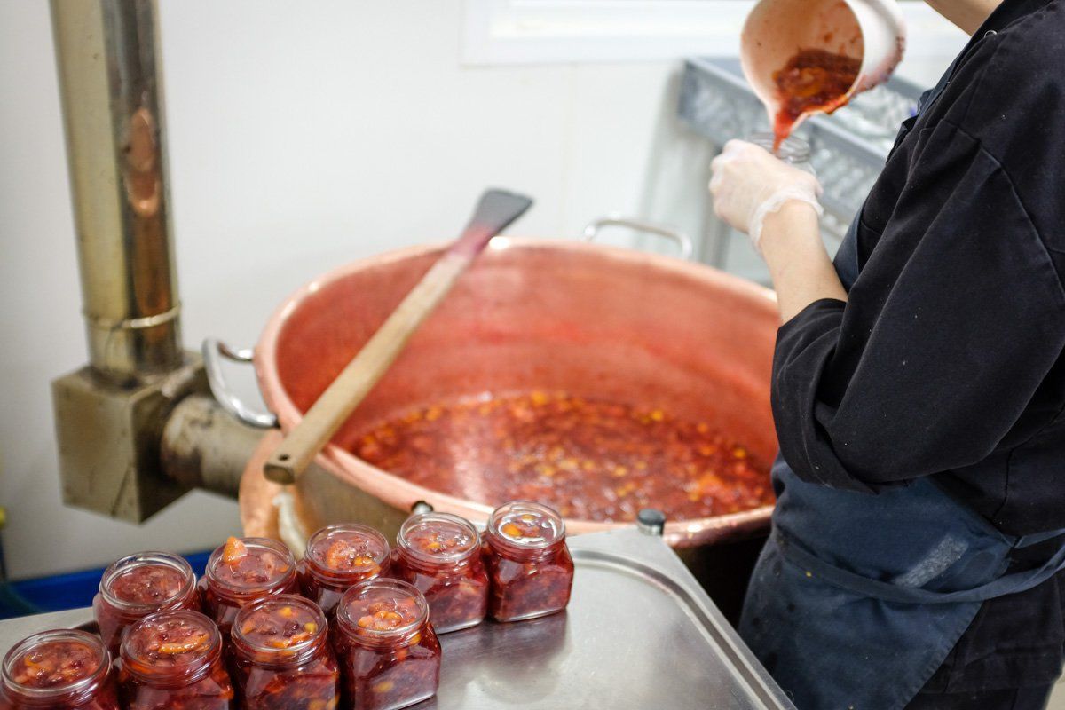 remplissage des pots de confiture